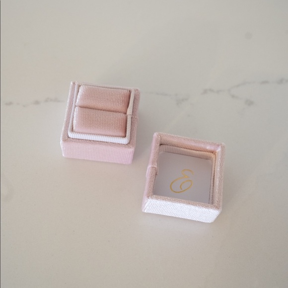 Velvet Ring Box - Square - Picture 4 of 5